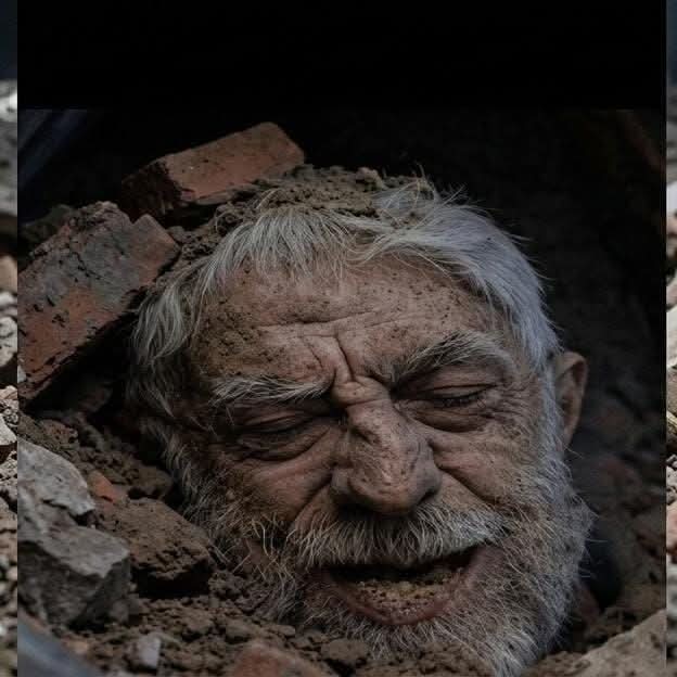 ایران کو سب سے پہلے وہ غدار ڈھونڈنا ہو گااور میزاٸل کے ساتھ باندھ کر اسراٸیل بھیجنا ہو گاجس نےایت اللہ خامنی کی شہادت کےبعد یہ تصویرٹرمپ اورنتن یاہو تک پہنچاٸ یقینااسی نے ہی مخبری دی ہو گی اور جلداس کوانعام کےطور پر رجیم چینج کےبعد بڑا عہدہ بھی مل سکتاہے
#KhameneiToKhanResistance