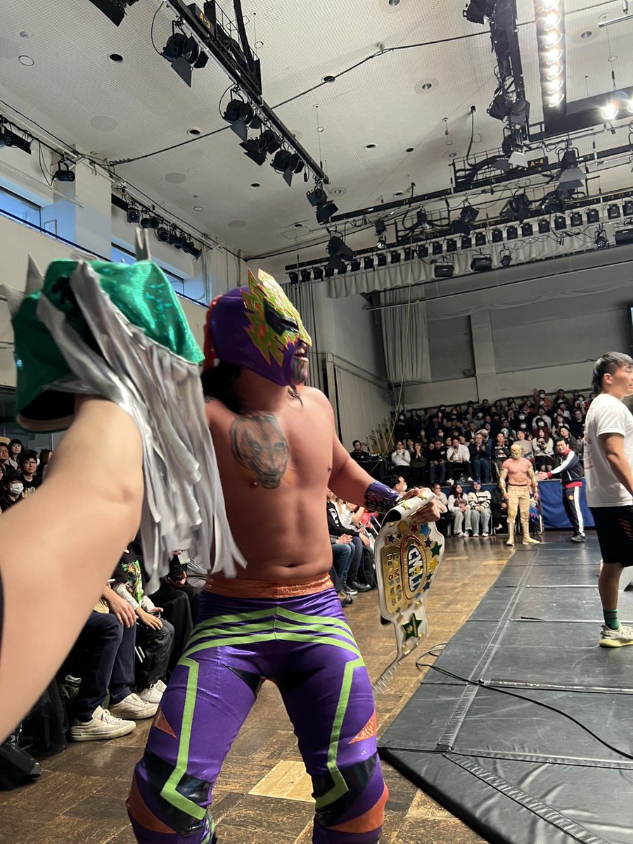 I_f_tto's tweet photo. エル・パンテーラさんが作ってくれたフトゥーロ選手のマスクで応援してたら気づいてくれた!
#Futuro
#ElPantera
#njcmll https://t.co/baJ3bN5lPS