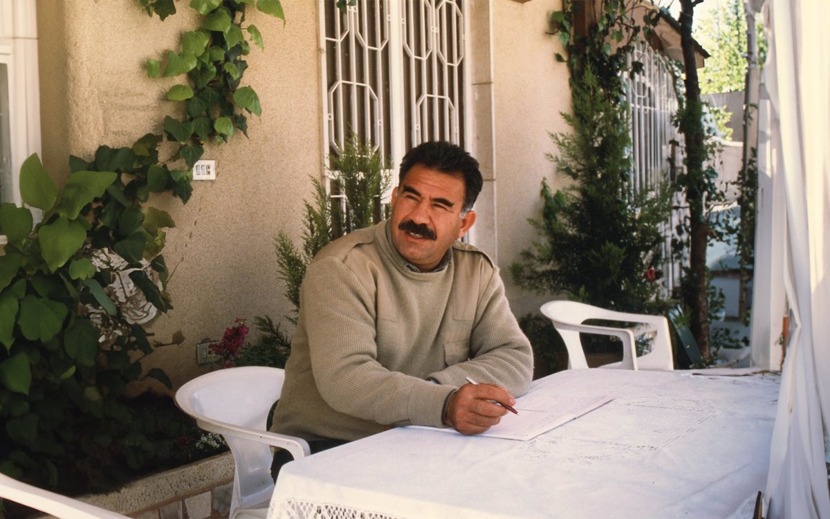 Mezopotamyatrk1's tweet photo. ABDULLAH ÖCALAN'DAN 3 TEMEL YASA ÖNERİSİ

🔴Demokratik toplum yasası

🔴Özgür yurttaş yasası

🔴Genişletilmiş yerel yönetim yasası

🔴Demokratik entegrasyon bu üç yasayla sağlanabilir. 

🔴Birincisi, özgür yurttaş yasası: Çıkarılacak yasa sadece PKK ile ilgili mi olacak, genel şiddet kapsamını genel tutan bir şey mi olacak, anti-terör diyorlar ya. Koçgiri’de de böyle bir yasa çıkıyor

🔴Sadece dağdaki değil de sadece Avrupa’dakiler de değil, Kürtleri ve diğer farklı kesimleri cumhuriyetle yeniden bütünleştirecek bir yasa

🔴İkincisi, yerel yönetimlerin güçlendirilmesi yasası: Avrupa Yerel Yönetimler Özerklik Şartı’nı uygulama, Türkiye’nin şerhleri var sanırım, bunları kaldırma veya onu günün koşullarına uyarlanacak, genişleyecek hale getirmek gerekiyor

🔴Üçüncüsü; demokratik toplum yasası: Türkiye’nin dernekler, kooperatifler yasası var ama hepsine genel bir ad vermek gerek

🔴Sivil toplumu hem geliştirmek hem savunmak gerek. Demokratik toplum dediğimde bu demokratik toplumun sivil bir toplum olarak yasaya kavuşturulması gerek

🔴Demokratik toplumu kesin tanımlamak ve haklarının neler olacağını belirlemek gerekir

https://t.co/o1zKNa6yl7