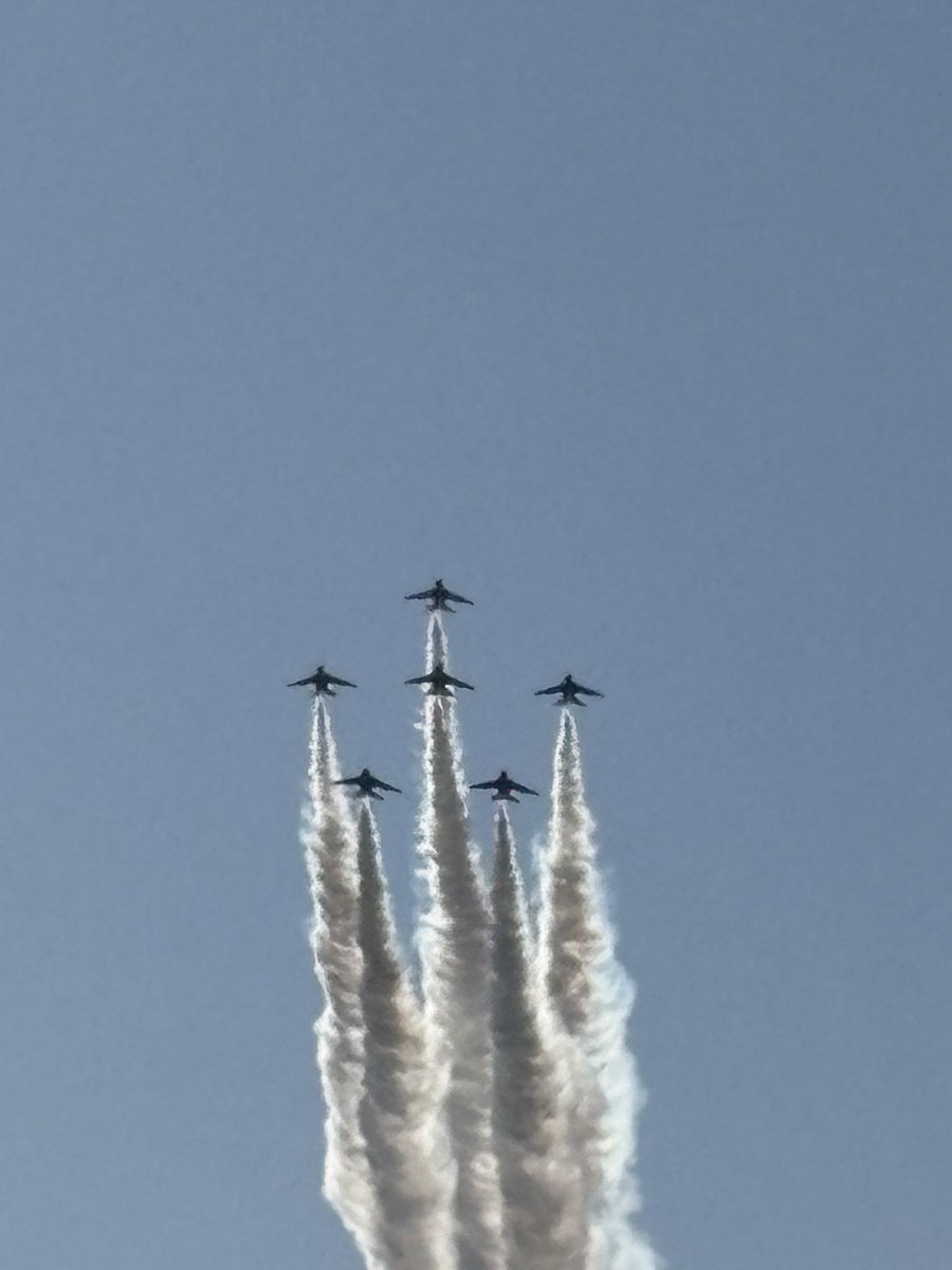 Ageless_Goods's tweet photo. 小牧基地航空祭✈️

空港上空での華麗なフライト演目のあと、機体は一気に遠くの空へ――🛫
はるか彼方で大きく旋回し、太陽の光を受けてキラキラと輝くその姿に、思わず息をのみました✨✨
空と光がつくる、忘れられない感動の瞬間でした😊

#小牧基地航空祭2026 
#航空祭 https://t.co/CW3ZTsMQcA