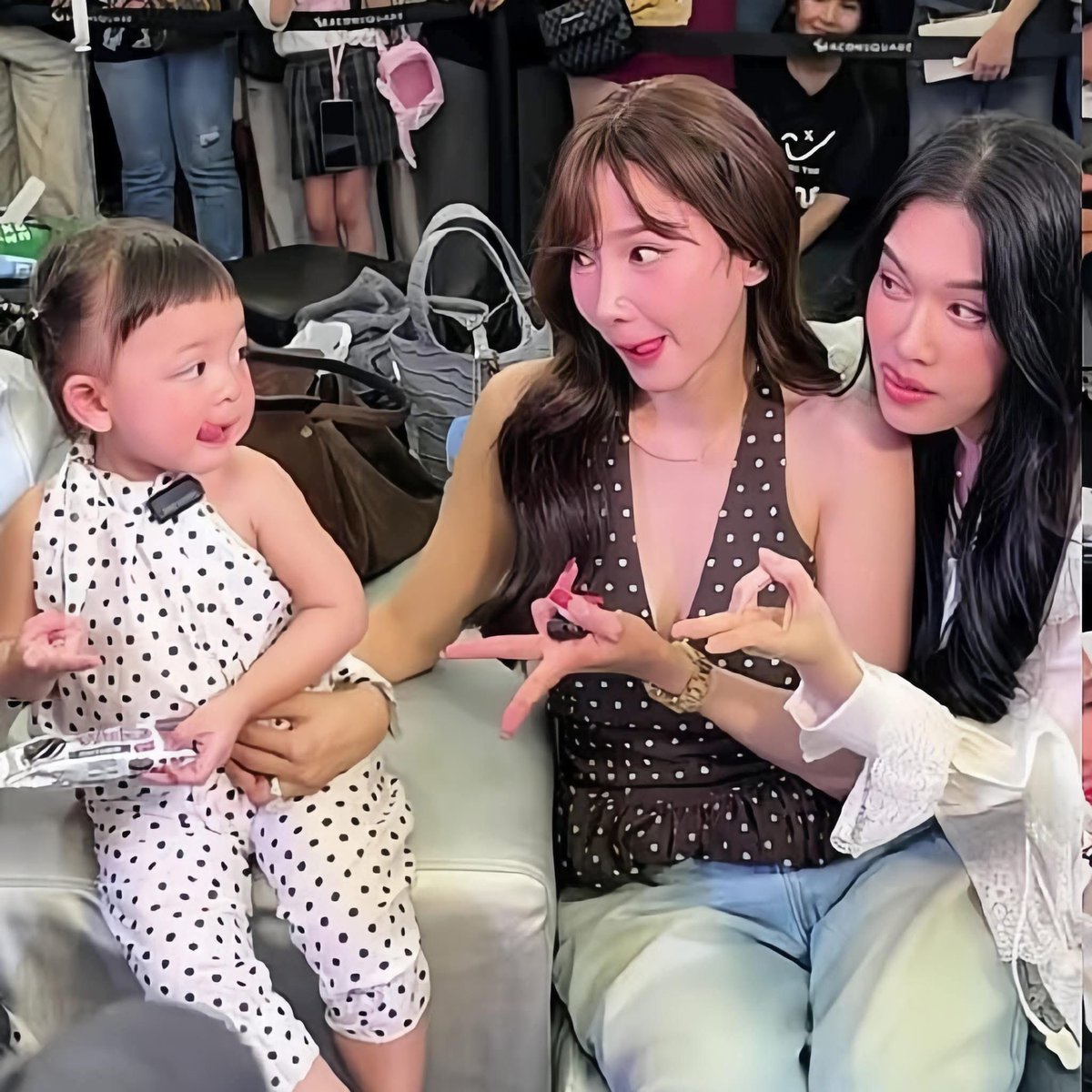 แลบลิ้นแบบวัยรุ่น y2k