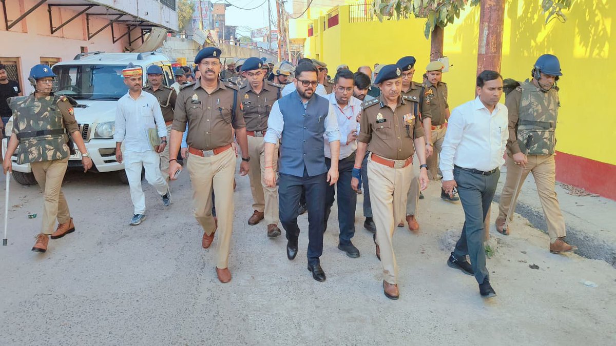 unnaopolice's tweet photo. *📌 उन्नाव पुलिस 📌*

*रमजान माह, आगामी होली एवं ईद पर्व के दृष्टिगत जनपद में शांति, सुरक्षा एवं सौहार्दपूर्ण वातावरण बनाए रखने हेतु आज दिनांक 01.03.2026 को श्री गौरांग राठी, जिलाधिकारी उन्नाव एवं श्री जय प्रकाश सिंह, वरिष्ठ पुलिस अधीक्षक उन्नाव के नेतृत्व एवं श्री सुशील कुमार अपर जिलाधिकारी उन्नाव, श्री अखिलेश सिंह अपर पुलिस अधीक्षक उत्तरी, श्री राजीव राज सिटी मजिस्ट्रेट उन्नाव, श्री दीपक यादव सहायक पुलिस अधीक्षक/क्षेत्राधिकारी नगर, श्री क्षितिज द्विवेदी उपजिलाधिकारी सदर, श्री संचित शर्मा सहायक पुलिस अधीक्षक के साथ थाना गंगाघाट क्षेत्रांतर्गत संवेदनशील एवं मिश्रित आबादी वाले क्षेत्र मनोहर नगर, शक्ति नगर, पोनी तिराहा से बालू घाट तक दंगा नियंत्रण उपकरणों से लैस भारी पुलिस बल के साथ व्यापक स्तर पर पैदल रूट मार्च किया गया। रूट मार्च एवं पैदल गश्त के दौरान अधिकारियों द्वारा क्षेत्रवासियों, व्यापारियों एवं धर्मगुरुओं से संवाद स्थापित कर आपसी भाईचारे, परस्पर सम्मान एवं सहयोग की भावना के साथ त्योहार मनाने की अपील की गई। अधिकारियों ने स्पष्ट रूप से कहा कि किसी भी प्रकार की अफवाह फैलाने, सोशल मीडिया पर भ्रामक/उत्तेजक पोस्ट करने अथवा कानून-व्यवस्था को प्रभावित करने वाले तत्वों के विरुद्ध कठोर वैधानिक कार्रवाई सुनिश्चित की जाएगी।जनसामान्य से अपील की गई है कि वे शांति एवं सद्भाव बनाए रखें तथा किसी भी संदिग्ध गतिविधि अथवा असामाजिक तत्वों की सूचना तत्काल पुलिस अथवा प्रशासन को दें। प्रशासन द्वारा त्योहारों को सुरक्षित, शांतिपूर्ण एवं सकुशल संपन्न कराने हेतु व्यापक सुरक्षा प्रबंध किए गए हैं तथा जनपद पुलिस पूर्णतः सतर्क एवं प्रतिबद्ध है।*

*📌उन्नाव पुलिस की आमजन से अपील-*

➡️ किसी भी प्रकार की अफवाह पर ध्यान न दें तथा बिना पुष्टि के कोई सूचना/वीडियो/पोस्ट सोशल मीडिया पर साझा न करें।

➡️ सोशल मीडिया पर भड़काऊ, आपत्तिजनक अथवा सांप्रदायिक सौहार्द बिगाड़ने वाली सामग्री पोस्ट करने से बचें; ऐसा करने पर विधिक कार्रवाई की जाएगी।

➡️ जुलूस/धार्मिक कार्यक्रम पूर्व निर्धारित मार्ग एवं समयानुसार ही आयोजित करें; प्रशासन द्वारा दिए गए निर्देशों का पूर्ण पालन करें।

➡️ ध्वनि विस्तारक यंत्रों का प्रयोग निर्धारित मानकों एवं समय सीमा के अंतर्गत ही करें।

➡️ होली के दौरान जबरन रंग न लगाएं तथा किसी भी प्रकार की अभद्रता/अशोभनीय व्यवहार से बचें।

➡️ किसी भी संदिग्ध व्यक्ति, वस्तु अथवा गतिविधि की सूचना तत्काल स्थानीय थाना/डायल 112 पर दें।

➡️ यातायात नियमों का पालन करें एवं भीड़भाड़ वाले क्षेत्रों में वाहन सावधानीपूर्वक चलाएं।

➡️ बाजारों एवं सार्वजनिक स्थलों पर सुरक्षा व्यवस्था में तैनात पुलिस बल का सहयोग करें।

➡️ सभी नागरिक आपसी भाईचारे, सौहार्द एवं परस्पर सम्मान की भावना के साथ पर्वों को मनाएं। #UPPolice #unnao @Igrangelucknow