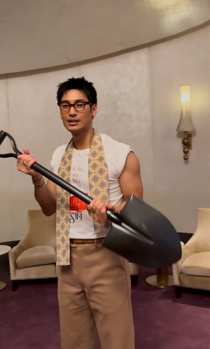 hình ảnh cậu bé đô con gồng gánh cty trên vai :)