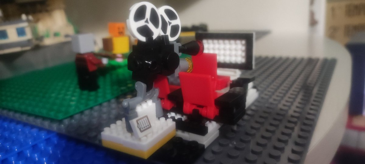 MarcoZuccardi's tweet image. La sala cinema "  Lego " compreso anche di proiettore è finalmente completa #lego #legocity