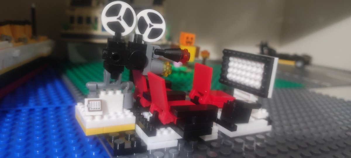 MarcoZuccardi's tweet image. La sala cinema "  Lego " compreso anche di proiettore è finalmente completa #lego #legocity