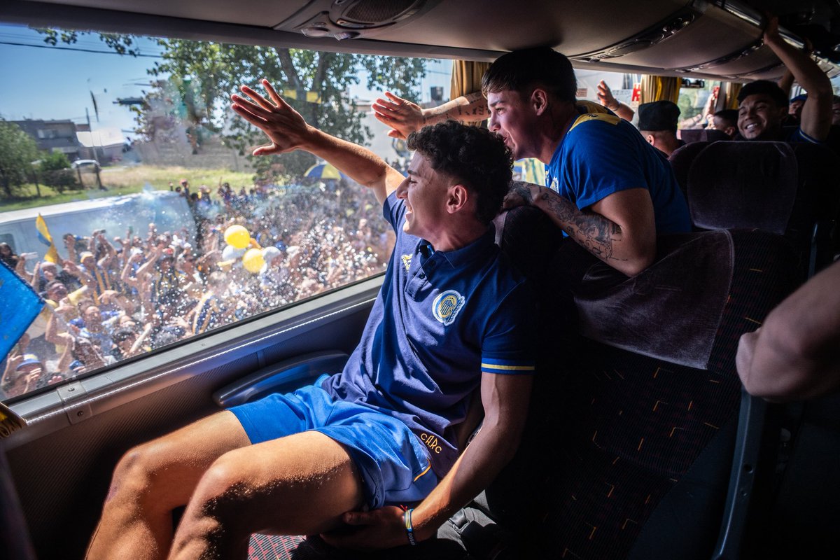 ¡En la cancha son ustedes los Guerreros! 🫡

El plantel ya partió rumbo al estadio para disputar el Clásico Rosarino 

#VamosCanalla 🇺🇦💪🏼