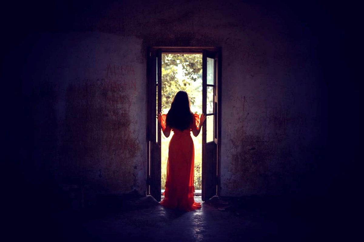 SalidaSol's tweet image. We make a choice right now like every day,
we owe no explanation or promise to uphold,
but let's not close all other doors. 
At least one should stay
half-open with a flower on the threshold.
#micropoetry (@SalidaSol)
#door