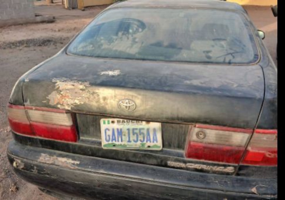 NigeriaStories's tweet photo. JUST IN: The Adamawa Police Command has recovered a suspected stolen vehicle, a Toyota Carina E, in Yola, Adamawa State, and are calling on the rightful owner to come forward with proof of ownership.

If it’s yours, go and claim it oo https://t.co/CAmzrJD96d