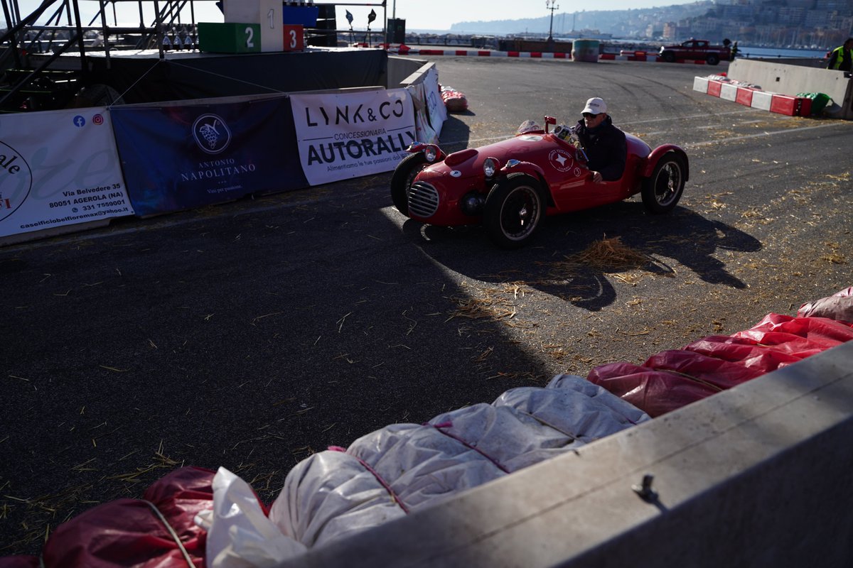NaRacingShow's tweet photo. Il Napoli Racing Show 2025 ha fatto una cosa sola:
ha alzato l’asticella.Nel 2026 il format evolve:
circuito più piccolo,
selezione dei piloti,
sponsor di primo livello.Chi entra ora avrà una precedenza naturale
sugli spazi 2027,
negli hangar dell’America’s Cup a Bagnoli.27 · 28 · 29 novembre 2026.
Qui si costruisce il futuro del racing a Napoli.

#NapoliRacingShow #Motorsport #Napoli2026 #EventiMotori #RacingItalia