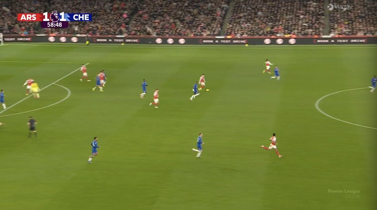 afcstuff's tweet photo. The referee blows up for a foul as Arsenal were on the break from a Chelsea corner. 🤬 https://t.co/3QT9K9QFdv