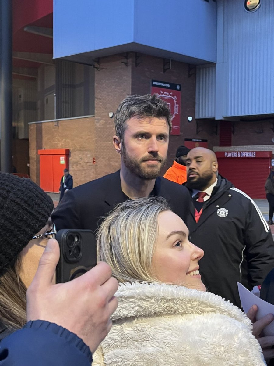 Michael Carrick is STILL at Old Trafford, making sure everyone gets a photo with him ❤️📸