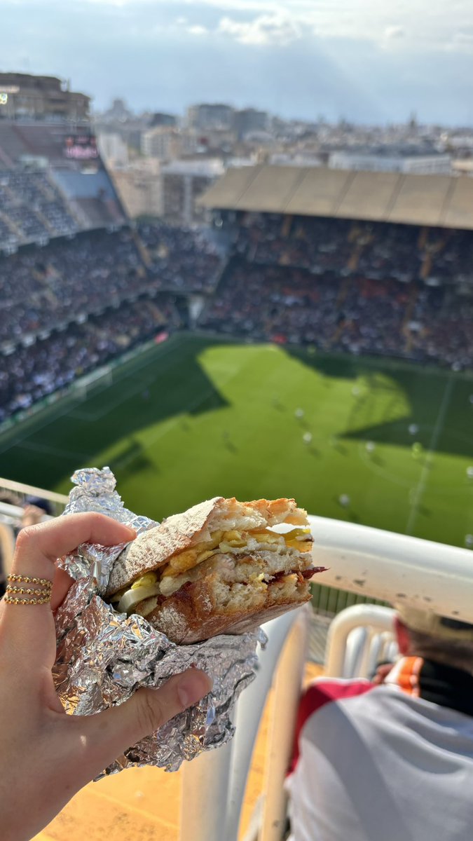 Laura 🌛 tweet media