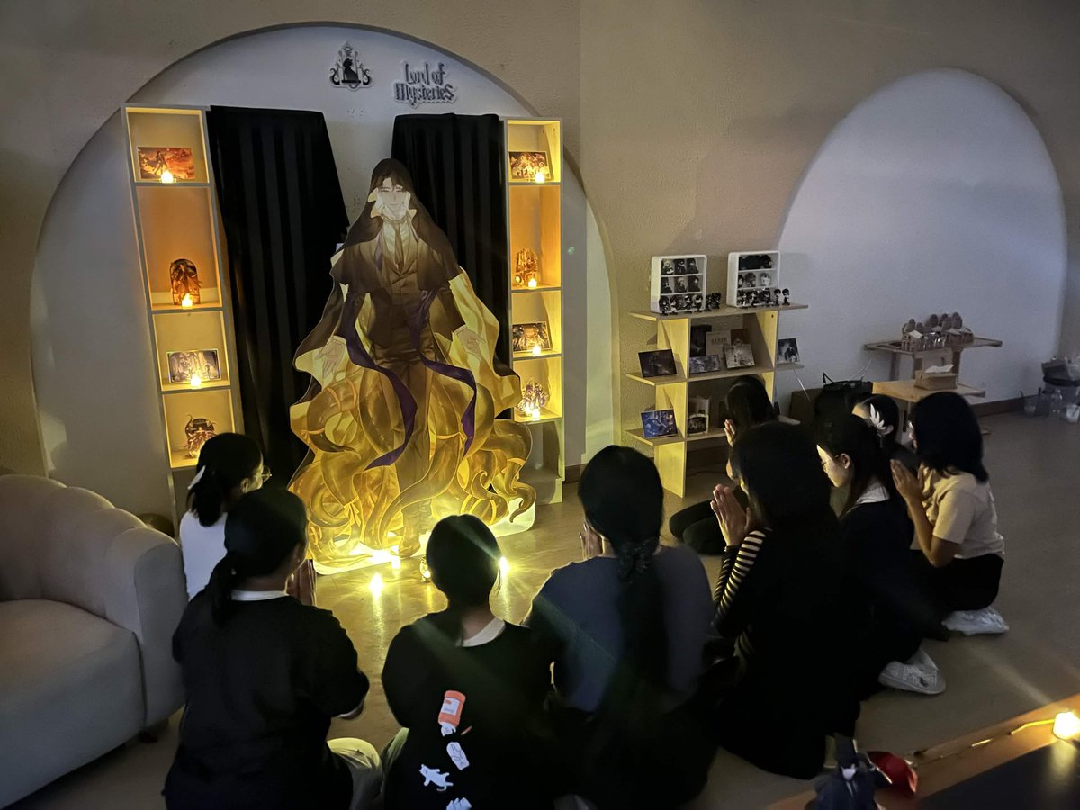 ManorOfMist's tweet image. 🎩ภาพประกอบและวิดีโอหลังงานจบของสตาฟทุกท่านในคฤหาสน์ม่านหมอก

.
.
.
Praise The Fool! ✨
#ManorOfMist #คฤหาสน์ม่านหมอก #ForKlein2026 #LordOfMysteries #LoM #LOTM #诡秘之主 #ราชันโลกพิศวง #ราชันเร้นลับ