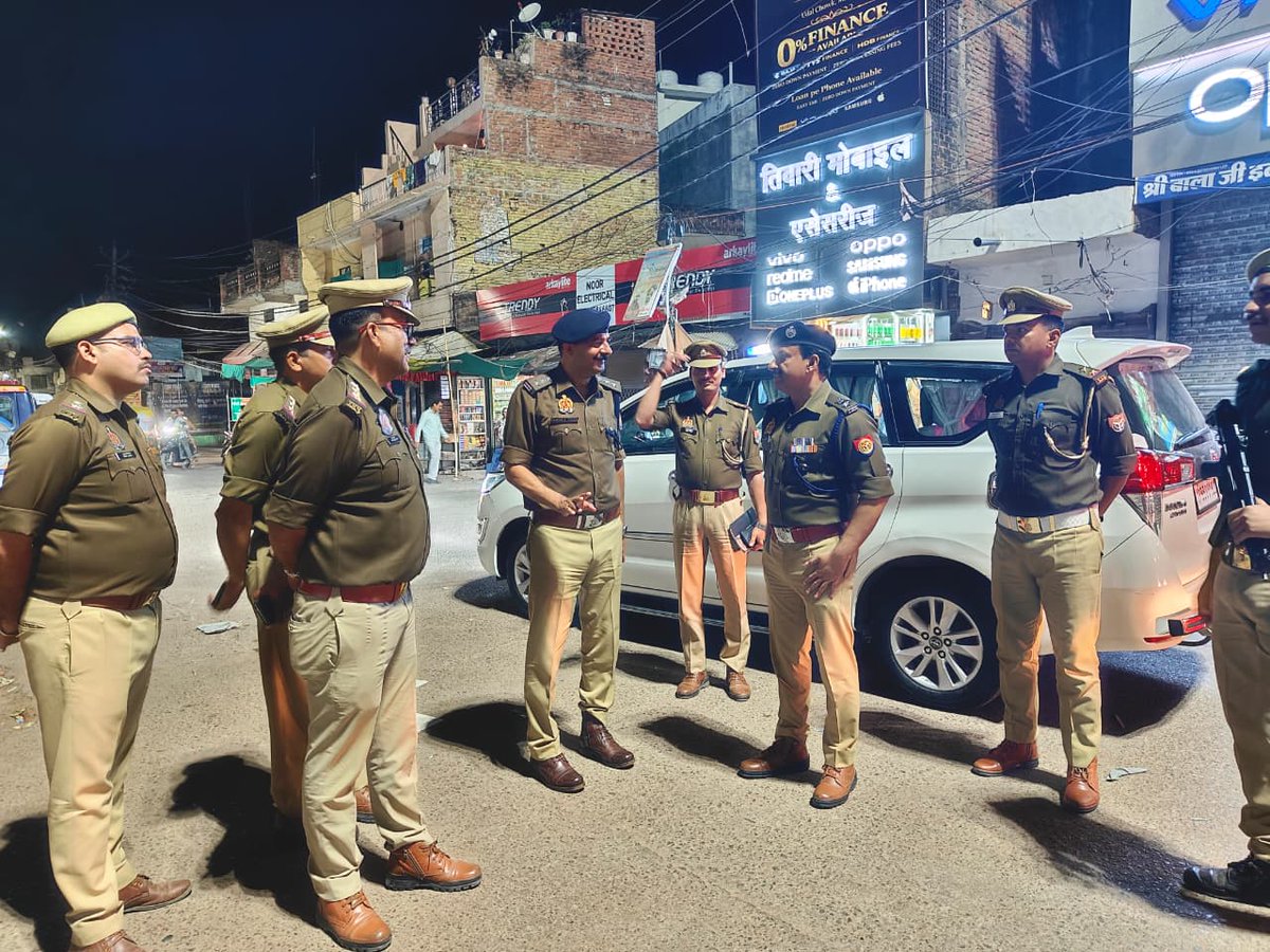 mahobapolice's tweet photo. 🔸#SPMBA श्री प्रबल प्रताप सिंह द्वारा थाना कोतवाली नगर क्षेत्र में पैदल गश्त कर संवेदनशील स्थलों एवं होलिका दहन स्थलों का निरीक्षण, संबंधित को आवश्यक दिशा-निर्देश दिए गए।
🔸आमजन से शांति, सौहार्द एवं अफवाहों से दूर रहकर पर्व मनाने की अपील।
#UPPolice https://t.co/wL5aFsASXz