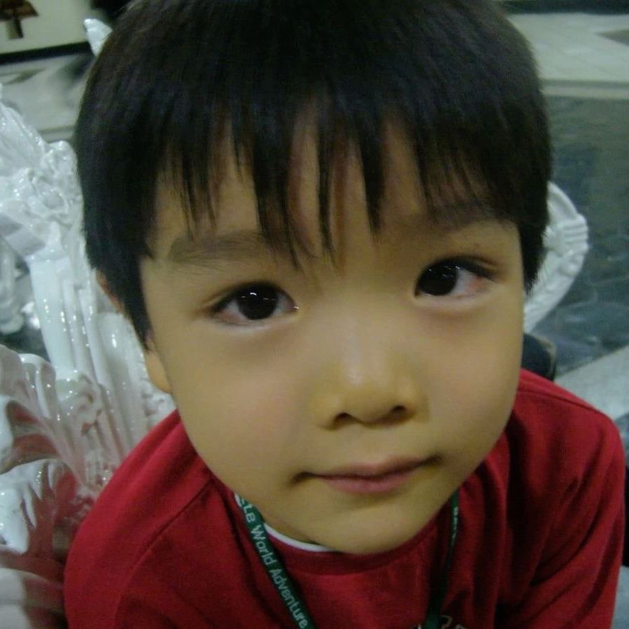 เห็นรูปนี้ทีไรก็เอ็นดูอะ หน้าตาเหมือนตอนเด็กเป๊ะเลย น่ารักมาก เหมือนเดิมทุกอย่างตาจ๋อง ๆ แก้มแดง ๆ หน้าตาจิ้มลิ้ม น่าแกล้งให้ร้องมากอะ โอ้ย โอ้ย เอ็นดูจังโว้ยยย