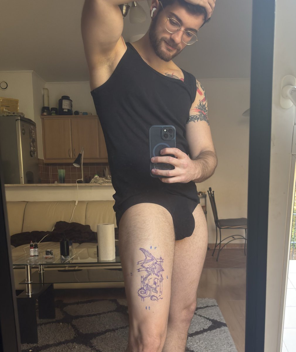 Andaba aburrido y me tatué yo mismo la pierna 😂🔥