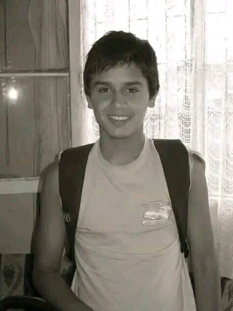 Un día como hoy, hace 14 años, cuatro sujetos torturaron a este joven, lo quemaron con cigarrillos, lo golpearon con una piedra de 6 kilos y lo orinaron. Con vidrios le dibujaron svásticas en su cuerpo. Tras 25 días de agonía, falleció.

Su nombre era Daniel Zamudio.

Fuente