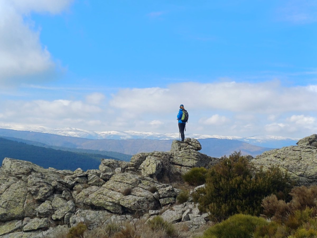Marzo se despereza
Exhala frío pero ríe de repente,
acordándose de algo. 
Y abre un ojo al hacerlo, como si nos hiciese un guiño.