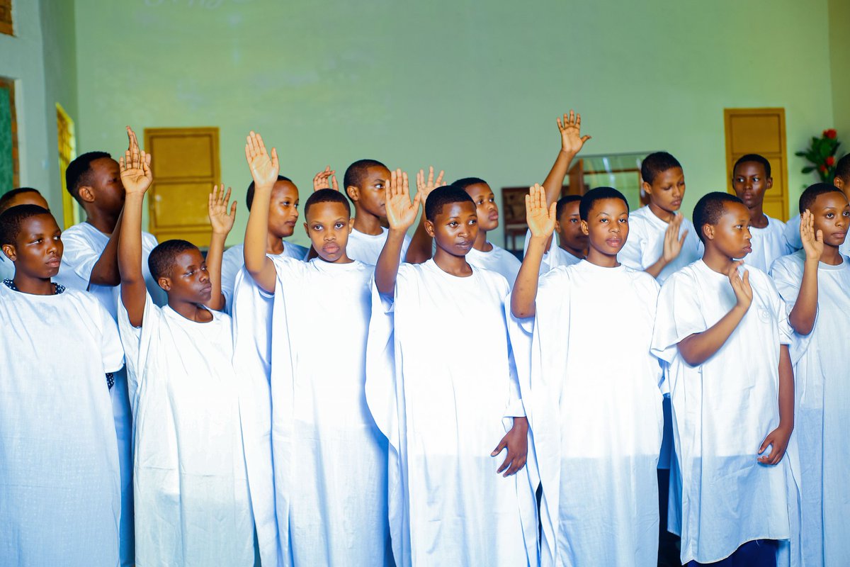 Apade1987's tweet photo. Musoni Flavien na Florida barishimye cyane kubwo umusaruro wababatijwe barenga 60 ni mumavuna amaze icyumweru kurusengero rwa APADE Egkisw mere na APADE students Church. https://t.co/ruwVefY7qo