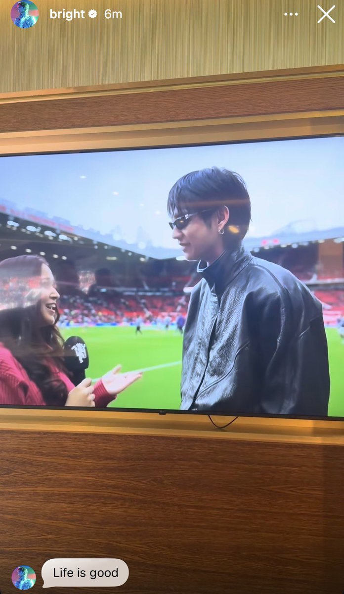 ดูบอลแบบตัวแด๊ด ใส่เสื้อ<a href="/acnestudios/">Acne Studios</a> ใสแว่น<a href="/_GentleMonster_/">GENTLE MONSTER</a>  ไปสัมภาษณ์กับแอคหลักของ <a href="/ManUtd_ID/">Manchester United</a> ที่มีคนฟอลเป็นสิบล้านคน  เว่อร์มากกกกก ผ้มให้เลยล่ะ 🔴❤️‍🔥

#bbrightvc <a href="/bbrightvc/">bright</a>