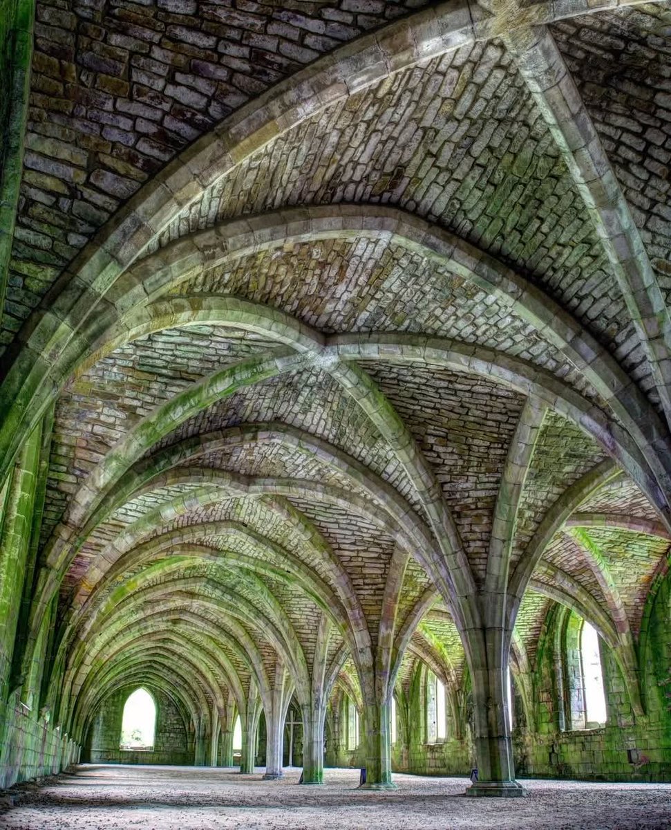 Fountains Abbey is a ruined Cistercian monastery near Ripon in North Yorkshire.

It was founded in 1132 🏴󠁧󠁢󠁥󠁮󠁧󠁿