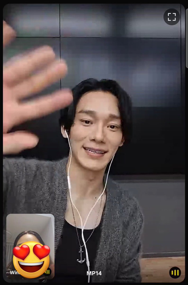 251024 #arcadia musicplant online fansign #첸 #CHEN

언제나 응원할테니 힘내고!! 좋은 얼만 가득하길
I'll always cheer for you, so cheer up! I wish you all the best

in this vce, i thanked him for his music bc it really helped me thru hard times. didnt expect this msg from him 🥺