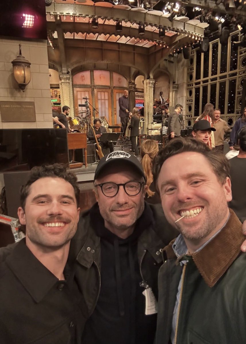 HeatedRivalryBR's tweet photo. LINDOS! ✨ Robbie G. K., Jacob Tierney, Brendan Brady e Rachel Reid estavam ontem na plateia do SNL para prestigiar Connor Storrie. 🤍 https://t.co/0frqq7nDcS