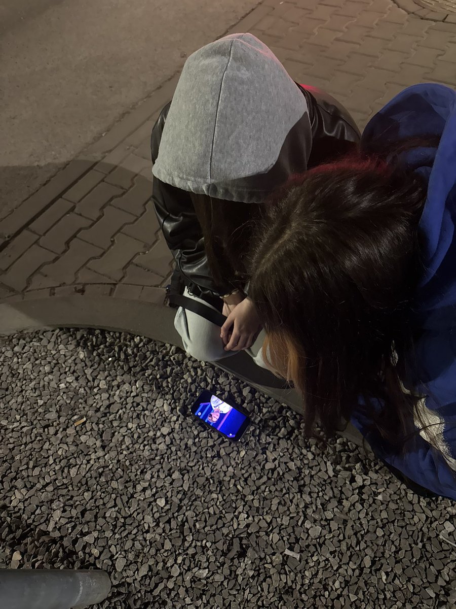emmaczkaa's tweet photo. Oglądamy the floor na ziemi tak tematycznie #genzie https://t.co/XqOTaNEiRK