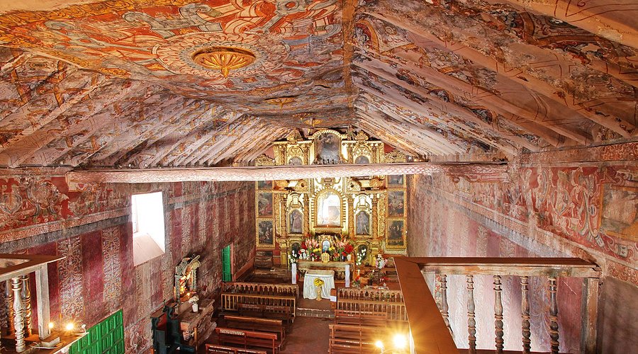 PJavierOR's tweet photo. La belleza salvará a la Iglesia
Sermón sobre la Transfiguración del Señor
San Francisco, California, 1/3/2026
“Hagamos tres carpas…”

En la lejana Navidad de 1886, un gran poeta francés, Paul Claudel, se encontraba en la famosa Catedral de París, Notre Dame, cuando se disponían a cantar las vísperas.
Al momento de entonar el Magníficat, el canto que Nuestra Señora compuso para cantar frente a su prima santa Isabel, Paul Claudel cayó de rodillas y terminó convertido al catolicismo. 
Esa belleza, fruto de siglos de historia de la Iglesia, no podía venir sino de Dios.

Es eso mismo, esa misma belleza, esa misma fascinación que nos causa lo bello, lo que hizo suspirar probablemente a San Pedro mientras decía en el pasaje del Evangelio que acabamos de escuchar: “¡Qué bien que estamos aquí!¡Hagamos tres carpas!”
Es que la belleza de aquí abajo nos permite vislumbrar la belleza del Cielo.
Fue por todo esto que, aunque Nuestro Señor rechazó una vida confortable mientras estuvo en esta tierra: “Las zorras tienen guaridas, y las aves del cielo nidos; pero el Hijo del hombre no tiene donde reclinar la cabeza” (Mt 8,20), decía, no rechazó el nardo y el perfume que la mujer pecadora derramó sobre sus pies, antes de Su sepultura.
Porque “el más bello de los hombres” (Ps 44), sabía que la belleza encanta, la belleza atrae, la belleza convierte.
Porque es una verdad sabida aunque pocas veces repetida esa de que siendo almas y cuerpos, como somos, no hay nada en el intelecto que no haya pasado antes por los sentidos.
Y es a esa belleza, especialmente referida al culto, a la que quería referirme.
“Hagamos entonces tres carpas”, le dijo San Pedro al Señor.
Porque es así nomás: La belleza del rito hace que nos elevemos del mundanal ruido.
Es el humo del incienso el que, al subir, nos hace pensar que nuestras oraciones se elevan también al Cielo.
¿Pero qué tipo de belleza? ¿la que apasiona? ¿la que simplemente seduce? ¿la efímera? No; aquella que traspasa los muros de la historia y permanece firme ante el correr de los años.
La belleza que intenta llegar al fondo de las esencias, la del arte que, al decir de Aristóteles, “imita la naturaleza”; esa naturaleza que nos sorprende, que nos supera, que nos hipnotiza. Como encanta el mar, como petrifica el fuego, como paraliza la inmensidad de una alta cordillera.
Si todo eso es así: ¿cómo será de bello el creador?
Por eso uno debe, por un lado, buscar esa belleza en lo sagrado, buscarlo en sus ritos, mantenerlo en la tradición para las próximas generaciones, trasladando la llama, no adorando las cenizas…
Leí una vez en algún lado, esta anécdota.
Cierta vez un hombre estaba visitando las lejanas tierras del altiplano boliviano. Al llegar a una paupérrima casa, se encontró con una mujer muy pobre.
-Buenos días, señora. ¿Vive Ud. por aquí?
-Sí, nacida y criada, como todos mis antepasados.
-¿Y qué es lo más hermoso de este lugar?
-¿Quiere ver lo más hermoso? Pues yo lo llevo.

Caminaron unos 500 metros; llegaron hasta una prolija cabaña de madera, impecable, en el medio de la nada. La señora sacó una antigua llave de hierro y abrió la puerta.
Adentro, como conservada desde el siglo XVII, había una capilla completamente adornada por pinturas cuzqueñas y esculturas antiguas con láminas de oro. Era la capilla de un poblado que no pasaba de tener más de 70 habitantes.
-Esta es nuestra riqueza -dijo la mujer. El sacerdote viene apenas una vez al año, pero aquí venimos a descansar y a contarles nuestras cuitas al buen Dios. Este es el tesoro de nuestro pueblo, porque para Dios, siempre lo mejor.
El hombre quedó pensativo…, no sabía qué responder… 
Es que la belleza de aquí abajo, nos hace pensar en la belleza de arriba.
Quizás por eso dijo Dostoievski que “la belleza salvará al mundo”. No sólo al mundo, no sólo al mundo, sino también a la Iglesia.
Y es por esto que siempre la nuestra religión, desde tiempos de las catacumbas, intentó elevar nuestras almas por medio de la pintura, de la escultura, de la hermosura. Haciendo templos hermosos para Dios que no fuesen solo “funcionales”, sino, sobre todo, bellos.
Es esto lo que hace, entre otras cosas, que los ortodoxos, cismáticos y separados de la Santa Iglesia, mantengan su fe a pesar de su poca teología por medio de la belleza del rito, de la belleza del canto, de la belleza del ícono. 
Pero Roma también tiene belleza. Porque Roma ha sido custodio de la hermosura durante siglos.
Y es esa misma hermosura que convierte la que debe ser buscada no por mero esteticismo, por vano esnobismo, sino por el mismo Dios, acercándonos a lo bello y apartándonos de lo vulgar y grotesco.
Es por esto –con perdón de la digresión– que tanto mal se hace cuando en la liturgia no se siguen las rúbricas, se violan las normas, se improvisa o se aggiorna lo sagrado, haciendo de la Santa Misa un carnaval o una comparsa decadente más digna de un estadio que de un templo. Si a eso se le suma una predicación vana, estúpida o insulsa, la suerte está echada y cualquier católico con mediano sentido común comenzará a dudar de si allí está o no el Señor.
Se cuenta en las Florecillas de San Francisco de Asís, que 
“Viviendo aún el santo en Santa María de la Porciúncula, iba algunas veces por las iglesias cercanas de la ciudad anunciando y predicando a los hombres que hiciesen penitencia, llevando consigo una escoba.
¿Una escoba?
Sí; una escoba para barrer las iglesias; porque se dolía mucho San Francisco, si al entrar en algún templo, lo veía poco limpio.
Entonces, cuando predicaba al pueblo, terminado el sermón hacía reunir a los sacerdotes que allí estaban (para que no lo oyesen los laicos), y les predicaba de la salvación de sus almas, y principalmente que tuviesen cuidado en conservar limpias las iglesias, altares y todas las cosas que se emplean para celebrar los divinos misterios”.
Esto hacía el pobre y simple Francisco de Asís… Para cuidar la belleza del templo.
Y como es la belleza la que puede convertir al hombre, la Iglesia, Esposa de Cristo, nunca negó la necesidad de embellecer el culto mientras se pueda; como tampoco negó la posibilidad de vender los mismos cálices cuando una necesidad urgente lo reclama.
Porque para Dios siempre es lo mejor.
Los hombres de Iglesia deben vivir austera y pobremente, a ejemplo de Cristo, pero las cosas que son para Dios deben ser las mejores posibles, no las peores, viendo a Quién se ofrece, y Qué se ofrece: porque la belleza de aquí abajo nos permite anhelar la belleza de arriba diciendo: “hagamos tres carpas”.
Pero sucede a menudo lo contrario y así, muchas veces, quienes critican el decoro del templo, se comportan de modo inversamente proporcional a la vida que practican, viviendo ricos en un templo pobre y no viviendo pobres con un templo rico.
Por eso, en esta misa de hoy, en la que la Iglesia nos propone la belleza experimentada por los apóstoles en la Transfiguración del Señor, aprovechemos a meditar acerca de cómo nos comportamos en el templo, de cómo venimos vestidos, de cómo intentamos hacer lo posible para que el templo sea bello.
Pidamos a Dios el ser conscientes de estas verdades olvidadas para que podamos repetir al entrar en cada templo: “¡qué bien se está aquí! ¡Hagamos tres carpas”!
Y mantengamos esa belleza también, en la Iglesia doméstica, que es nuestra propia casa.

P. Javier Olivera Ravasi, SE, 
San Francisco, 1/3/2026