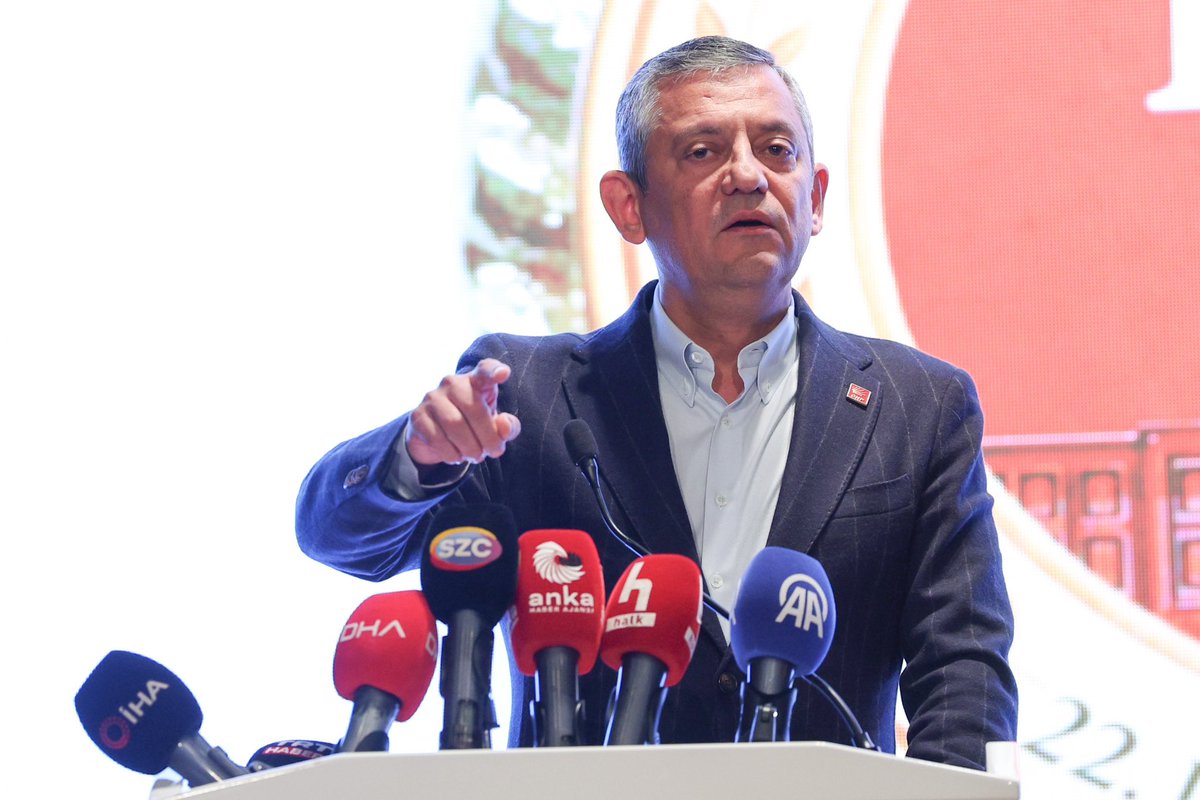 vekilince's tweet photo. 1 Mart 2003 tarihinde ABD’nin Irak işgalini desteklemek için TBMM’ne AKP tarafından getirilen tezkereye karşı mücadele eden CHP Grubu için bu tarih onurlu bir tarihtir.
Hala gizli tutulan TBMM tutanakları açıklansa; 23 yıl önce kim nerede durmuş ortaya çıksa, bugün yaşananları herkes daha iyi anlar. 
Siyonizmin en keskin panzehirinin Kemalizm olduğunu herkes görür!