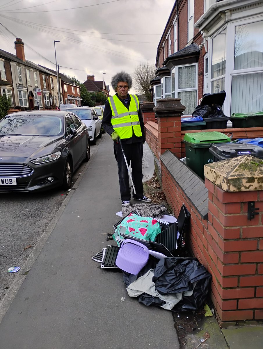Litterwatch1's tweet photo. Standard Sunday in Rood End!
Henry "retired" today after the Brits, so he sent his staff (aka parents Andy &amp; DJ) out for the heavy lifting. Found rubbish dumped 4 doors down; knocked to offer Serco bags but no answer! 
#Oldbury #RoodEnd #Litterpicking #Sandwell https://t.co/v9WVx5IsO7