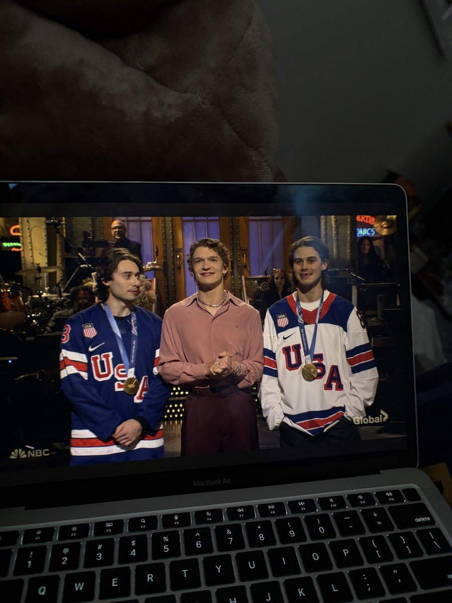 ainsuhleee's tweet photo. watching SNL from last night… what are you doing here https://t.co/tJanMBEvDX