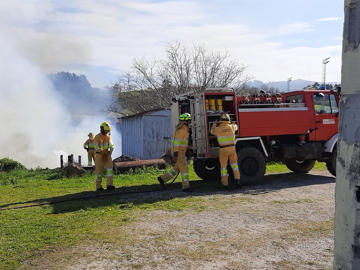 PC_Cartes's tweet photo. 🔥INCENCIO EN LA ZONA MIJAROJOS🔥
Parte de nuestro equipo de voluntarios han colaborado con las cuadrillas de  montes y los agentes del medio natural, en la extinción del incendio al lado del compo de fútbol de Mijarojos.
 #protes#cuenta#cartes# https://t.co/fABWxlYMDB