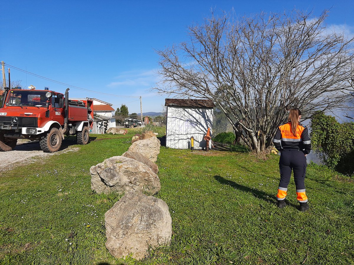 PC_Cartes's tweet photo. 🔥INCENCIO EN LA ZONA MIJAROJOS🔥
Parte de nuestro equipo de voluntarios han colaborado con las cuadrillas de  montes y los agentes del medio natural, en la extinción del incendio al lado del compo de fútbol de Mijarojos.
 #protes#cuenta#cartes# https://t.co/fABWxlYMDB