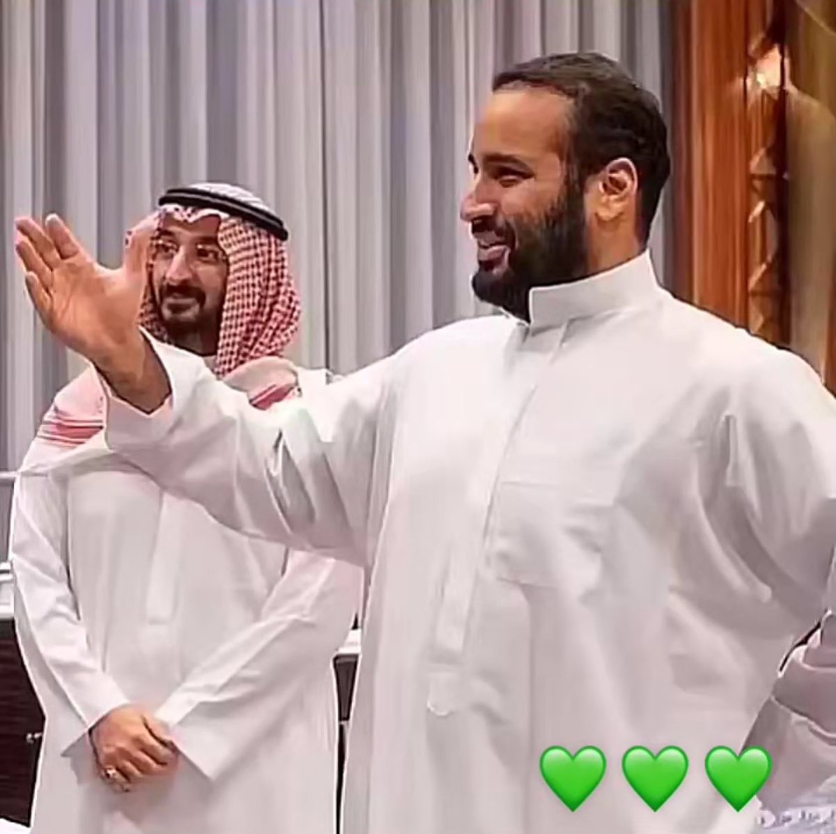 لا زادت رقوم القوم رجعنا الرقوم أصفار
تحت راية بطل بالحيل مرضينا ومرضينه

 #أمن_السعودية_خط_أحمر