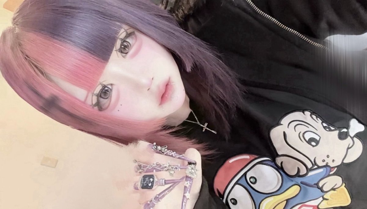 顔の大きさAカップやん tweet media