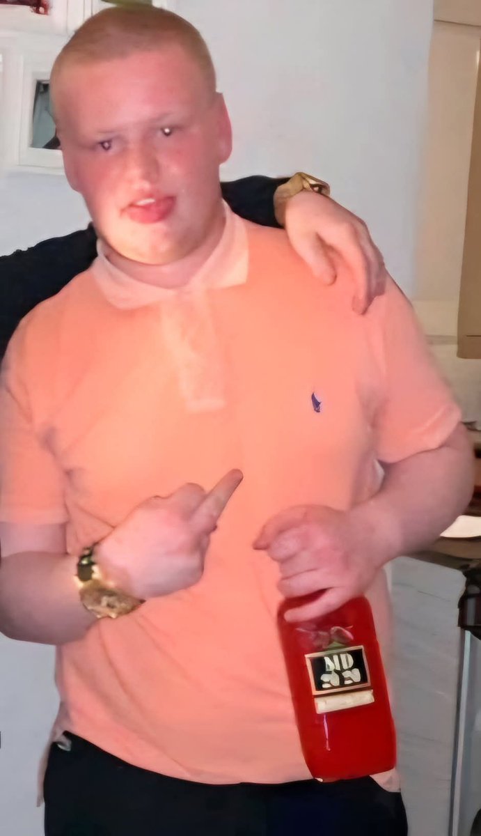 🚨⚠️ GLASGOW 

MAKE THIS FACE FAMOUS 

A cruel dog owner dumped his badly hurt dog in the street after it swallowed drugs in his home.

Logan Smith had a XL Bully called Juno, who suffered a string of injuries including a fractured skull. 

The dog - which the convicted thug was