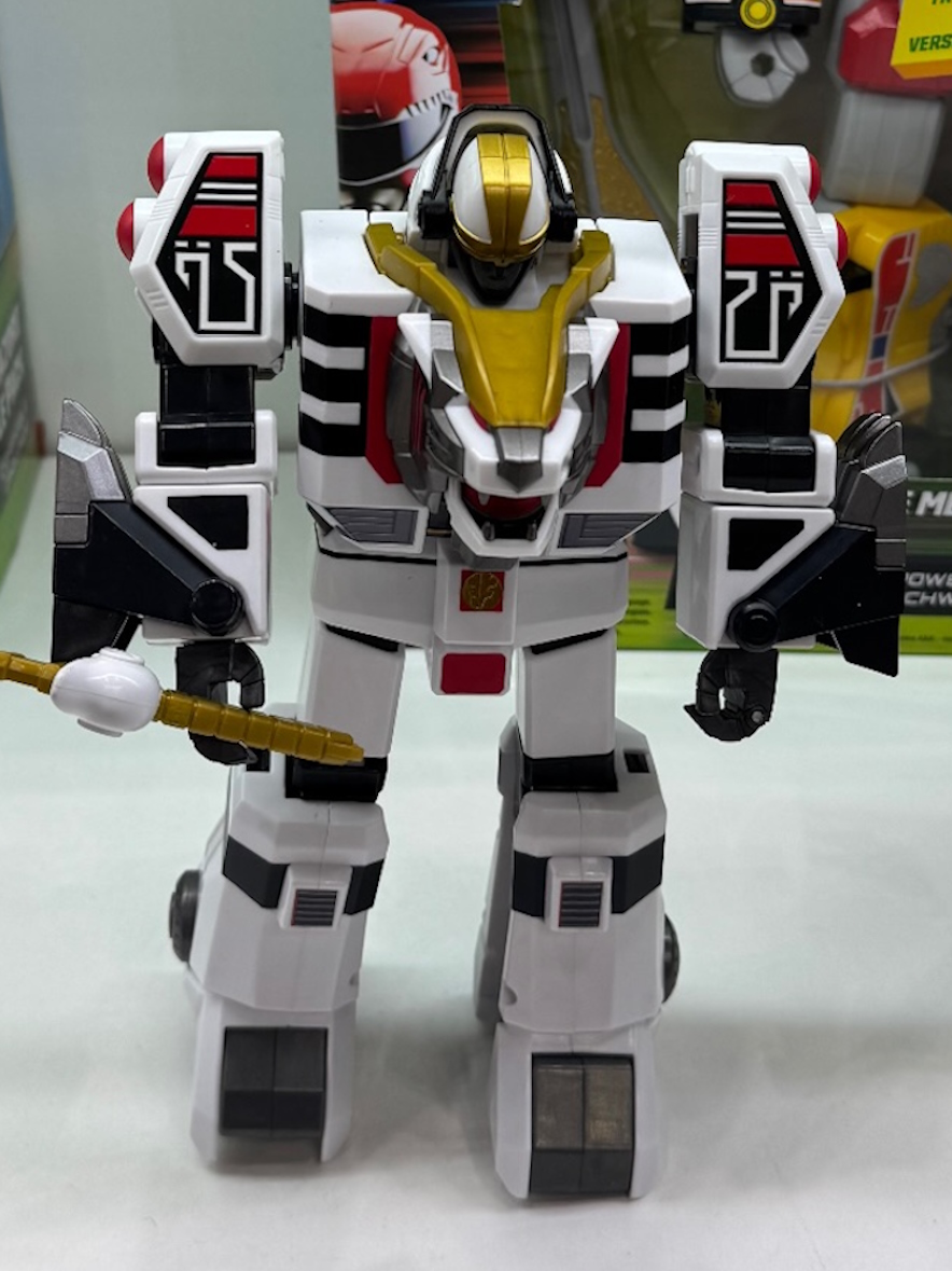 RangerBoard's tweet photo. Here’s the first (public) look at @PlaymatesToys’ Mighty Morphin #PowerRangers Re-Ignition Tigerzord, Saba with Power Coin, and White Ranger Mask!
Your thoughts? 🤔

Photos via Angel Grove Collectables (https://t.co/1ctlBMCwDH) at Melbourne Toy Fair https://t.co/Ro8pgXRPCs