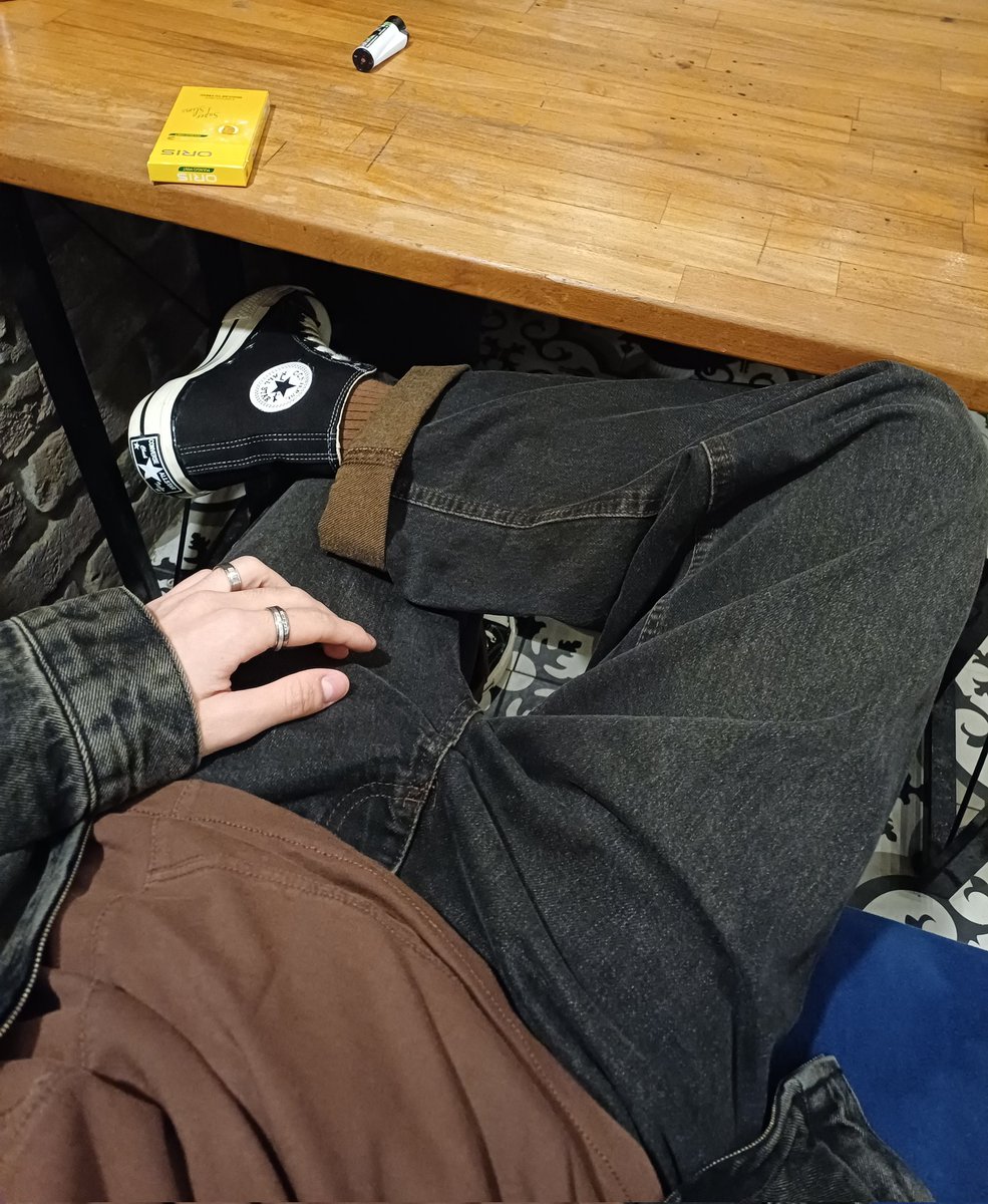 bu adam neden hep böyle converse giyiyor ve paçalarını kıvırıyor yeter