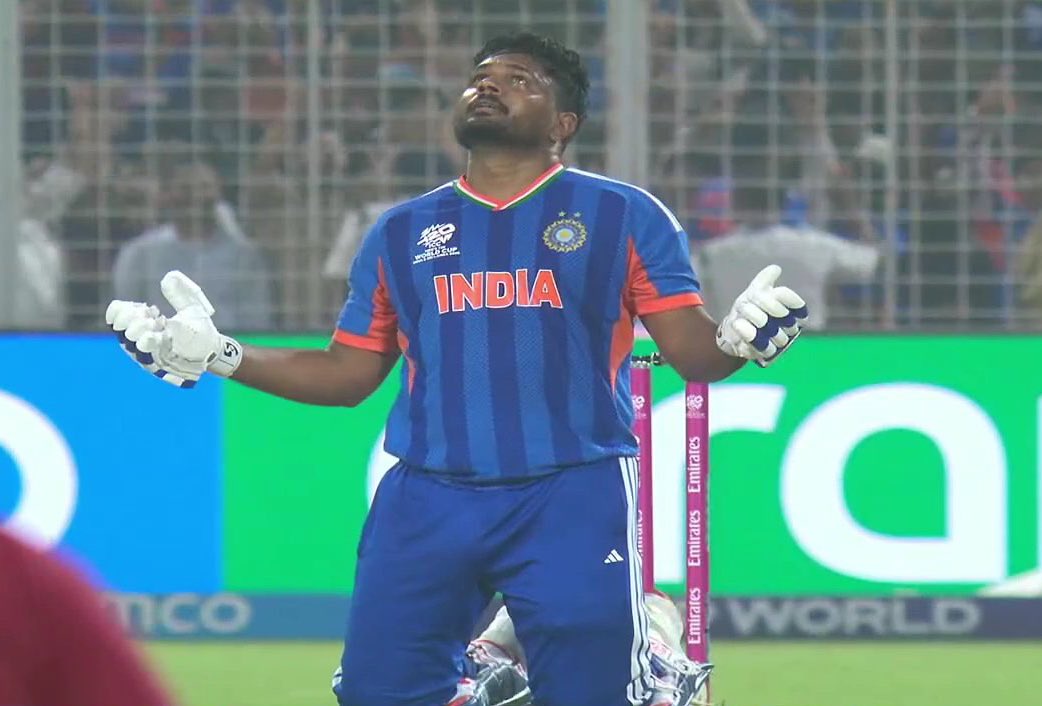 भारत को मैच जिताने के बाद, भारत को सेमीफाइनल में पहुंचाने के बाद:-

संजू सैमसन घुटनों पर बैठे,ऊपर की तरफ़ देखा, अपने ईश्वर को याद किया, उन्हें प्रणाम किया और शुक्रिया अदा।

कुछ नफ़रती चिलग़ोज़ारों को छोड़ दे तो दुनिया का हर सफल आदमी जानता है कि एक सर्वमान्य शक्ति है जिसका हर