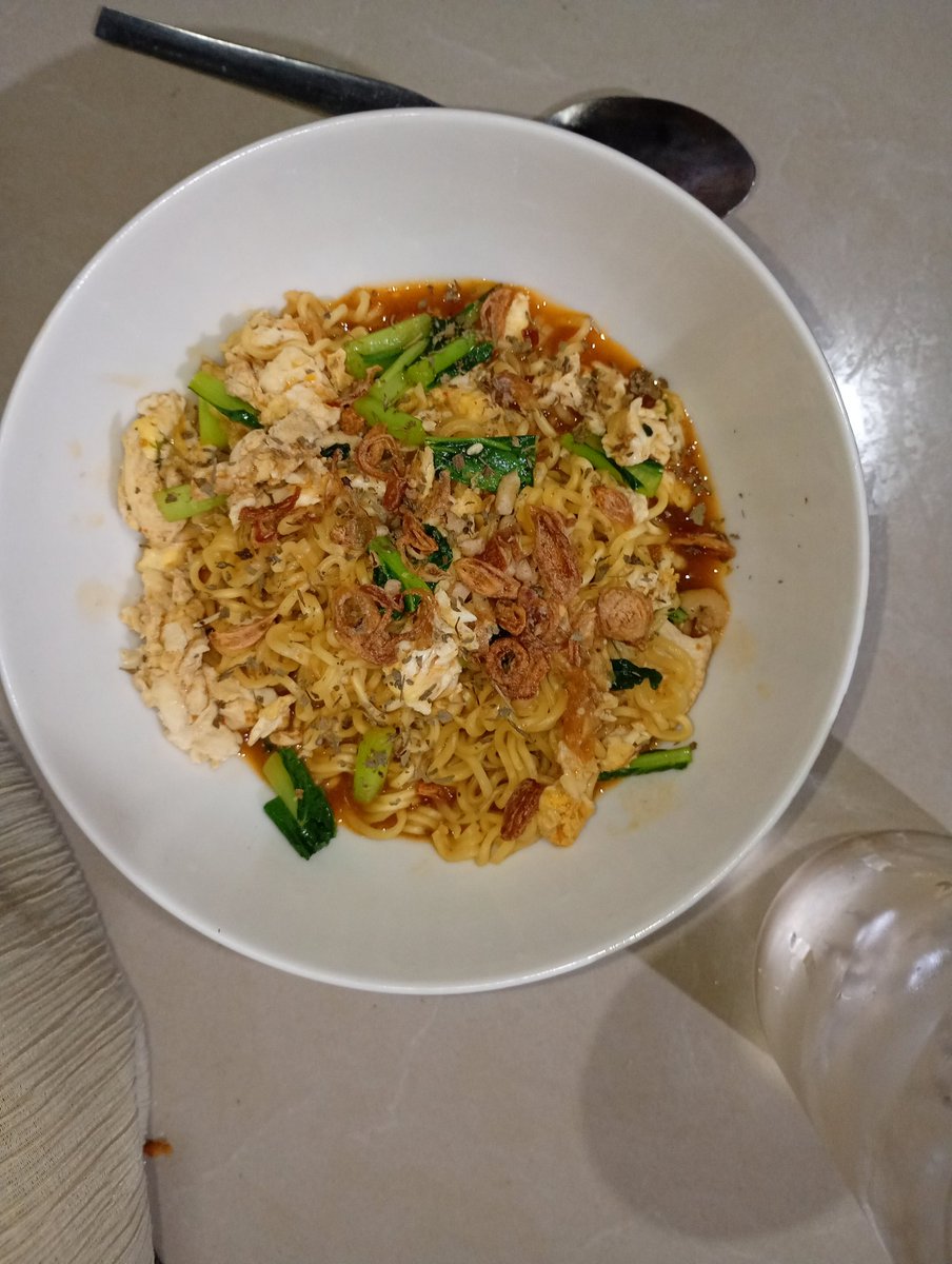 Indomie Bangladesh 

- seasoning bubuk indomie
- bawang putih 1 siung
- bawang merah 2 siung
- cabai rawit merah (opsional)
- daun caisim 3 helai
- telur 1 butir
- bawang goreng (opsional)
- parsley (opsional)
- bubuk kari (opsional)
- lada ½sdt