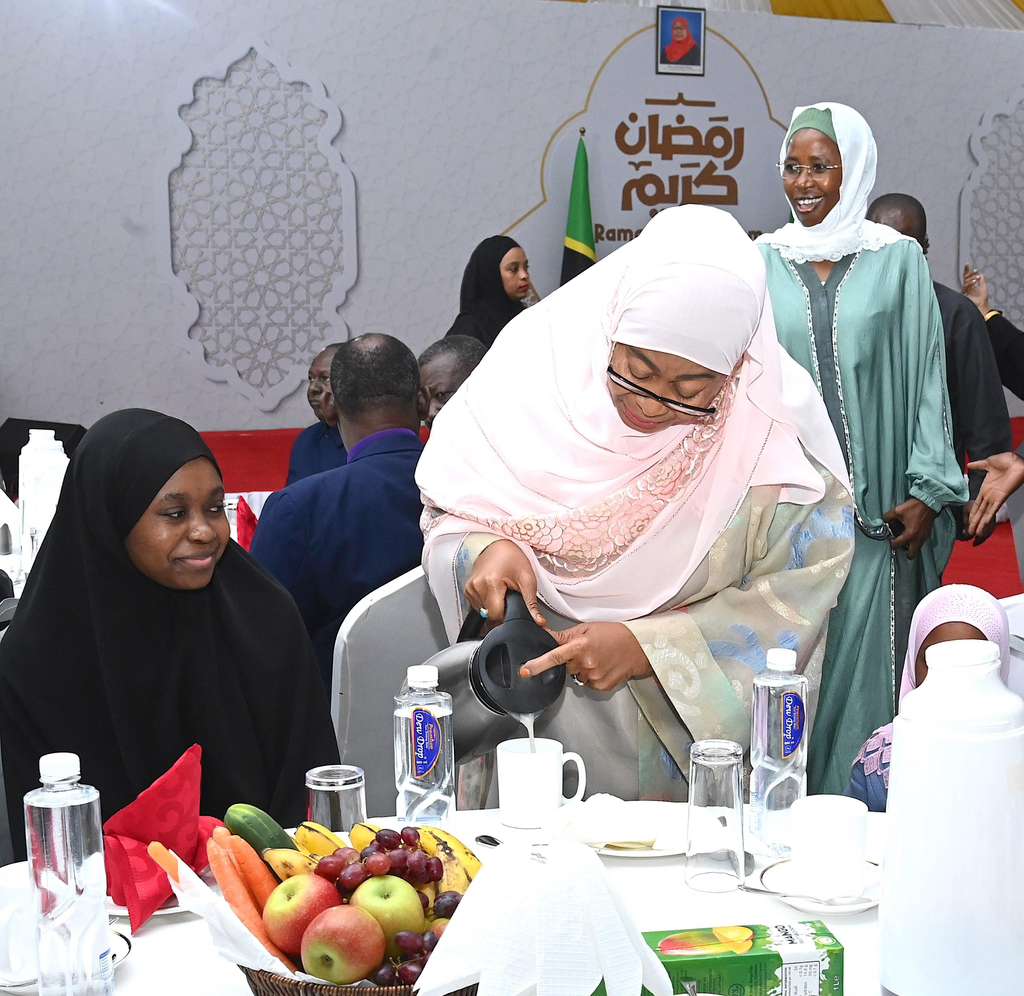 Eric__Bernard's tweet photo. Rais wa Jamhuri ya Muungano wa Tanzania, Mheshimiwa Dkt. Samia Suluhu Hassan akiwamiminia uji wanafunzi wa Assalaf Islamic Seminary kutoka Ummu Aisha Orphanage Centre, walioshiriki kwenye Futari aliyowaandalia pamoja na Makundi mengine ya jamii, Ikulu Ndogo ya Arusha tarehe 01 Machi, 2026.