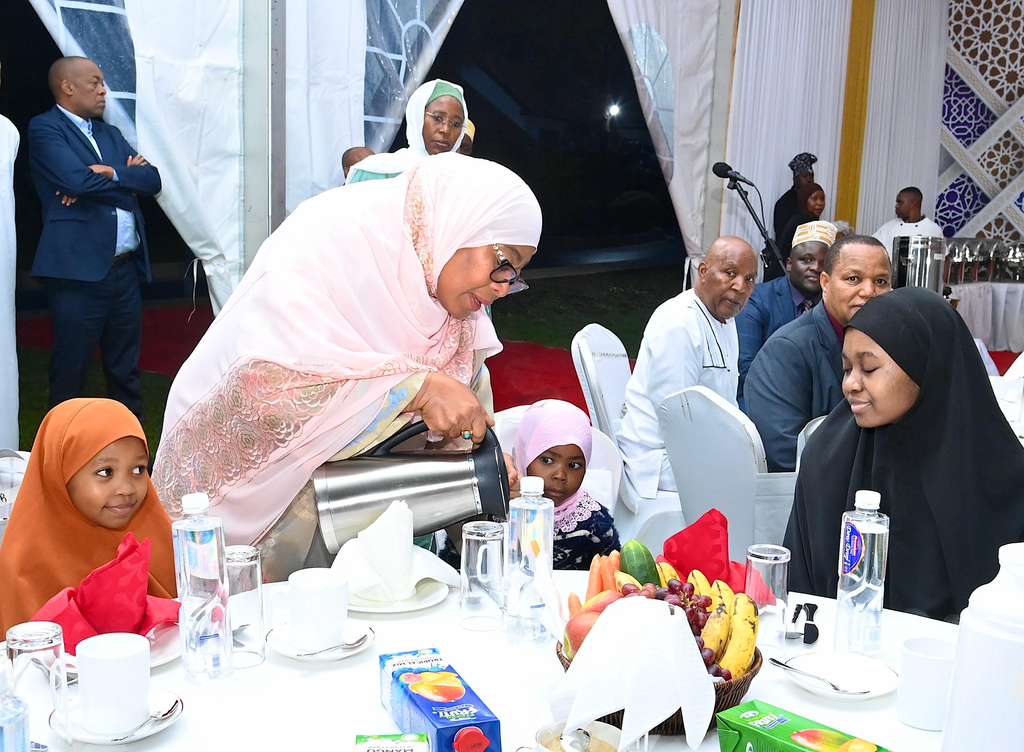 Eric__Bernard's tweet photo. Rais wa Jamhuri ya Muungano wa Tanzania, Mheshimiwa Dkt. Samia Suluhu Hassan akiwamiminia uji wanafunzi wa Assalaf Islamic Seminary kutoka Ummu Aisha Orphanage Centre, walioshiriki kwenye Futari aliyowaandalia pamoja na Makundi mengine ya jamii, Ikulu Ndogo ya Arusha tarehe 01 Machi, 2026.