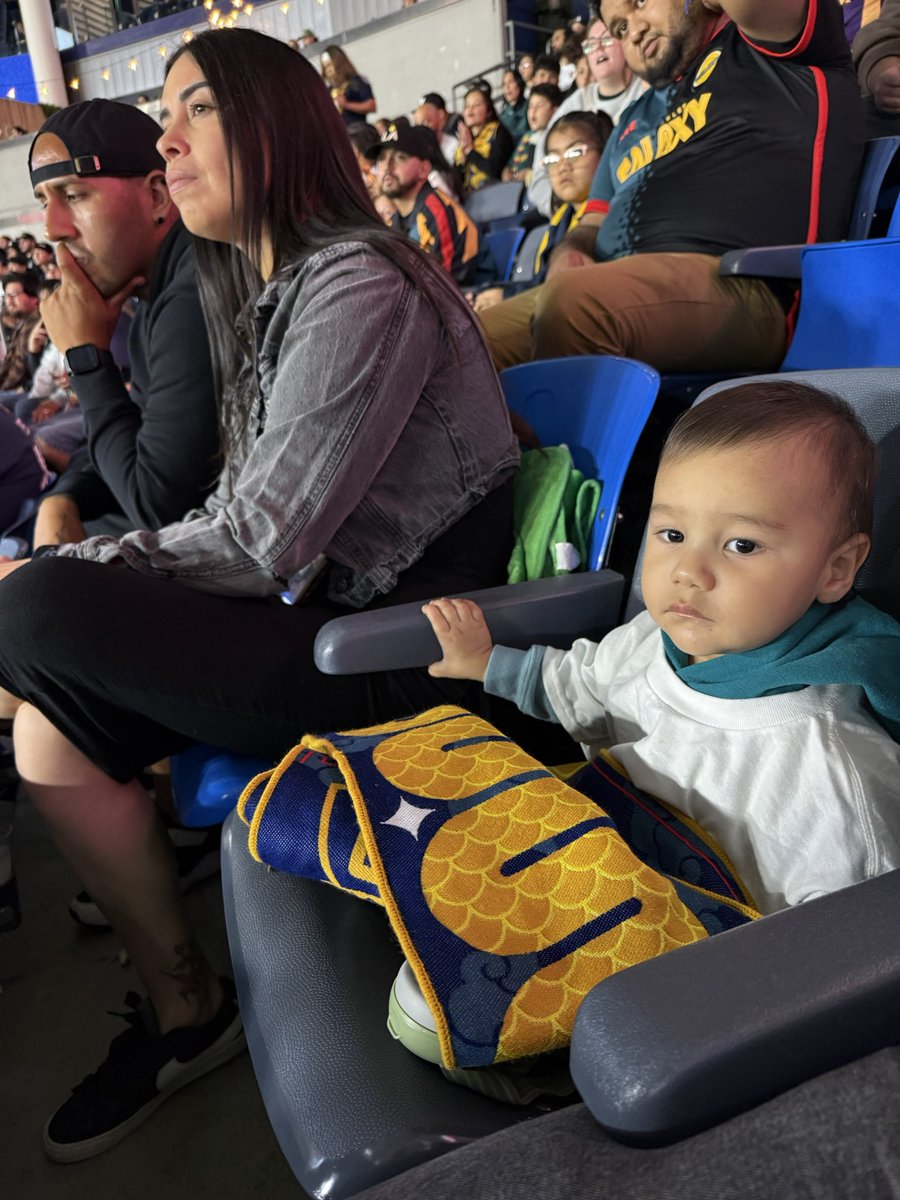 Odipious91's tweet photo. Que bonito es lo bonito! Enzo enjoyed himself at last nights @LAGalaxy game. #LAGalaxy #mlssoccer https://t.co/vmiNLNXFUq