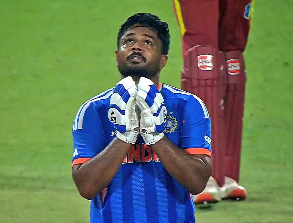 SufyanINC's tweet photo. Sanju Samson नाम याद रखियेगा क्योंकि ये खिलाड़ी सिर्फ खेलता नहीं मौके पर पूरा मैच पलट देता है।🔥 

जब World Cup शुरू भी नहीं हुआ था लोगों ने Sanju Samson को खूब कोसा 

उन्हें भारतीय टीम में सबसे बड़ा फ्रॉड तक कहा गया

लेकिन भारत को जब सबसे ज्यादा जरूरत थी वहां पर Sanju Samson https://t.co/PxNjO2HV9c