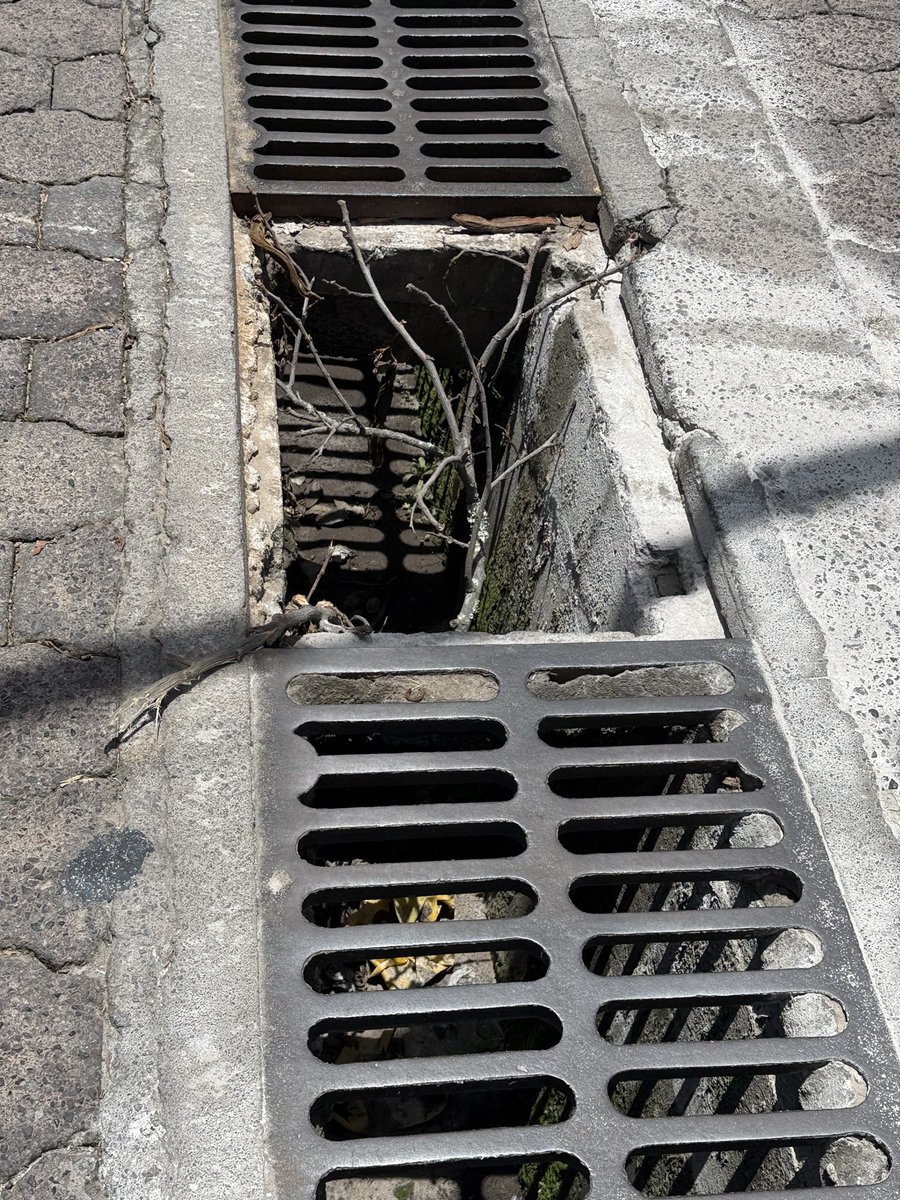 balon53's tweet photo. @aguadequito Buena tarde favor arreglen el Socavón está más grande si hay algún accidente ustedes serán los responsables, adicional en la misma calle falta una tapa de alcantarilla. Que descuido de la Empresa https://t.co/gBgZEPtR4g