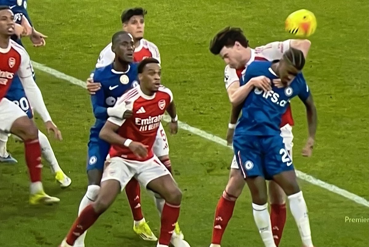 CarlosReynosoKC's tweet photo. Ya saben que a este punto hablar de arbitraje me parece redundante (y afortunadamente el siguiente corner fue gol del equipo afectado

Y las fotos necesitan contexto, pero solamente viendo esta FOTO, que te digan que esto no fue penal, ni revisado.

El arbitraje está en la 💩 https://t.co/1HhqKRQtaL