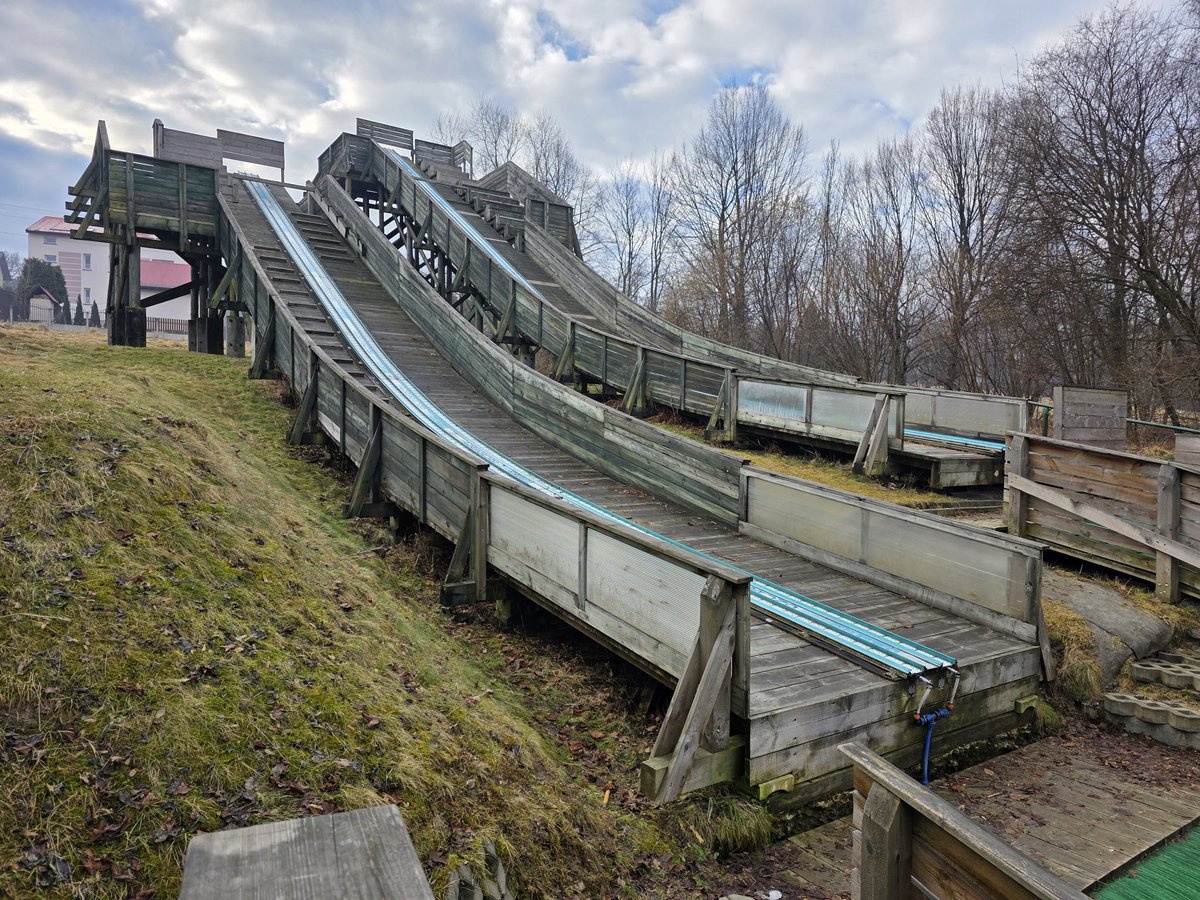 Drugie odwiedzone przez nas dzisiaj miejsce to Gilowice i dwie skocznie K19 i K14,5. Obiekty zostały gruntownie zmodernizowane w 2021 roku i cały czas da się na nich skakać, choć trzeba wziąć pod uwagę, że są całkowicie drewniane i za kilka lat będzie to sporym problemem.