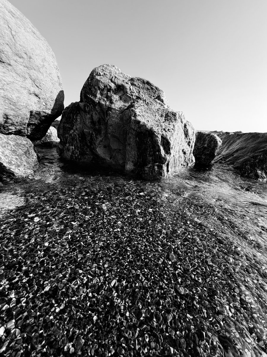 Alonein43672278's tweet image. #photography #blackandwhite #rocks #shoreline #sea