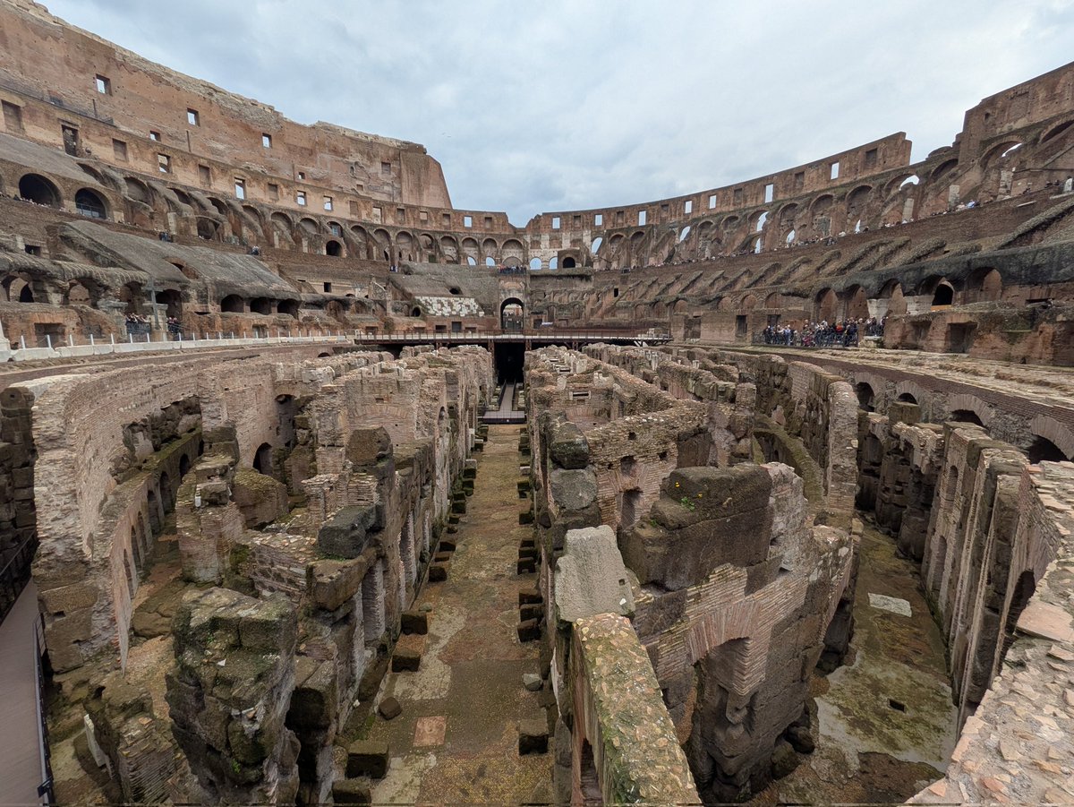 Strasznie długo Włosi ten stadion narodowy budują... Na razie zupełna ruina. Ale trzeba przyznać, że kompleks szatni pod płytą główną to ciekawy pomysł.